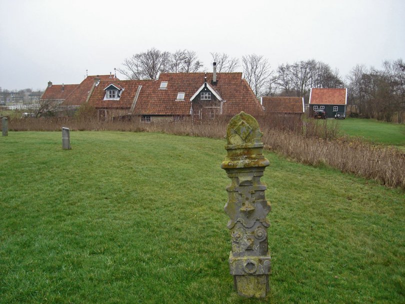 stoeppaal op een oud kerkhofje