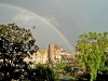 een regenboog boven de stad
